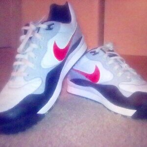 The shoe is from Nikes, it's size 10.5, the colors are white, gray, black, red.